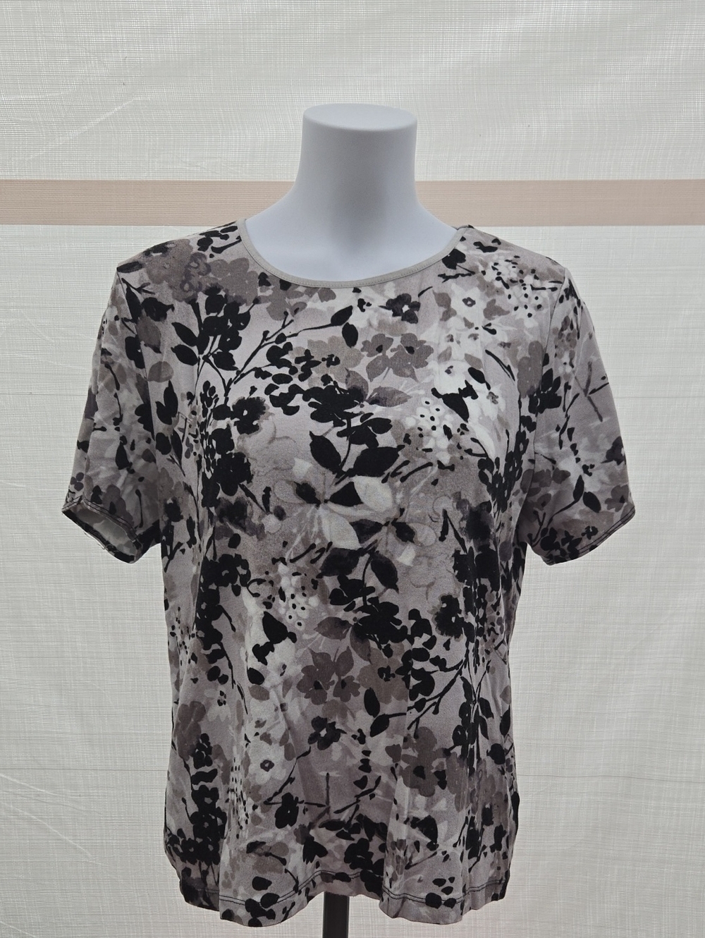 Women’s Short Sleeve Floral Print Top in Taupe and Black